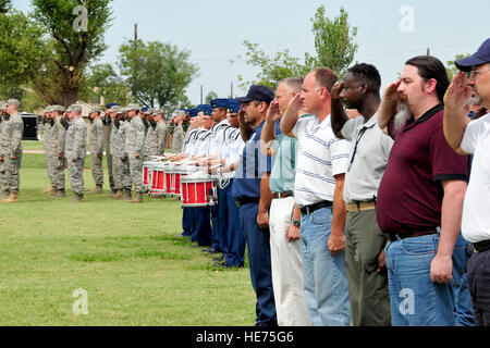 Une formation de retraités, le service actif de la Marine et de la U.S. Air Force Academy cadets présente les armes, au cours d'un "Passé, présent et futur" retraite à thème cérémonie à Altus Air Force Base, en Oklahoma, avant le début d'une académie de l'USAF et Oklahoma University game Pep Rally à la base des ailes de Freedom Park, Sept 17. Les cadets étaient à l'Altus AFB célébrant le 63e anniversaire des forces de l'air et à l'arrêt pour visiter l'école secondaire locale et effectuer à la mi-temps du match de football show avant de se rendre à Norman, Oklahoma, dans le cadre de l'équipe de soutien pour l'USAFA versus OU match de football. Banque D'Images