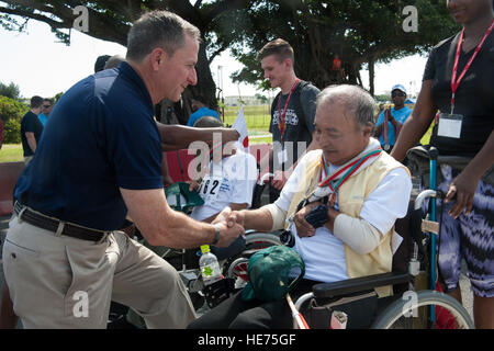 Chef d'état-major de l'Armée de l'air Général Dave Goldfein Kadena félicite une athlète des Jeux Olympiques spéciaux, le 5 novembre 2016, à Kadena Air Base, au Japon. Le KSO est un sportif d'une journée, l'art et l'événement de divertissement avec plus de 880 athlètes et artistes participant à un jour de compétition, de la musique et une reconnaissance spéciale. Lynette M. Rolen Senior Airman Banque D'Images