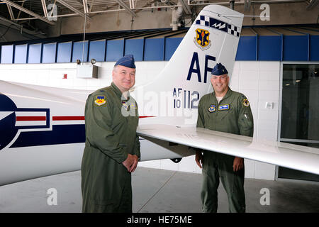 La 12ème FTW flash queue est inauguré sur un T-53A trainer au cours d'une cérémonie à la redésignation de l'US Air Force Academy's airfield à Colorado Springs, Colorado, le 6 juin 2012. Dirigée par le commandant de l'Escadre d'entraînement en vol 12 Le colonel Richard Murphy et le Colonel Richard Plamp, commandant du 306e groupe d'entraînement en vol, le 12e a pris le contrôle formel de FTW le groupe le 1 juin par l'arrêté du général Edward Rice, commandant du Commandement de l'éducation et de la formation, en raison de la date prévue de l'inactivation de la 19e armée de l'air. Mike Kaplan) Banque D'Images