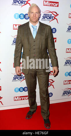 Dec 07, 2016 - Iwan Thomas assistant à la fierté du Sport Awards 2016 à l'hôtel Grosvenor House à Londres, Angleterre, RU Banque D'Images