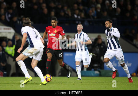 Manchester United, Marcus Rashford tourne à la défense de West Bromwich Albion lors de la Premier League match à The Hawthorns, West Bromwich. Banque D'Images