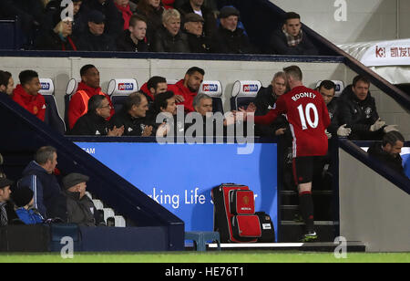 Manchester United, Wayne Rooney est félicité par ses coéquipiers et de gestion après avoir été remplacé au cours de la Premier League match à The Hawthorns, West Bromwich. Banque D'Images