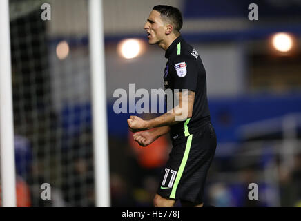 Brighton et Hove Albion's Anthony Knockaert célèbre après Glenn Murray (pas sur la photo) marque son deuxième but de côtés du jeu pendant le match de championnat Sky Bet à St Andrew's, Birmingham. Banque D'Images