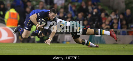 Leinster's Robbie Henshaw et Northampton Saints George Pisi (à droite) au cours de l'European Champions Cup, la piscine quatre match à la RDS Arena de Dublin. Banque D'Images