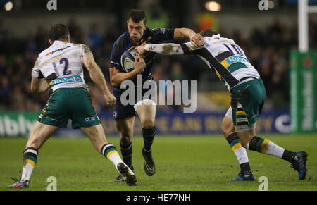 Leinster's Zane Kirchner en action contre les Northampton Saints Stephen Myler pendant la Coupe des champions européens, la piscine quatre match à la RDS Arena de Dublin. Banque D'Images