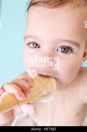 Portrait of Cute Girl Eating Ice Cream de fusion Banque D'Images