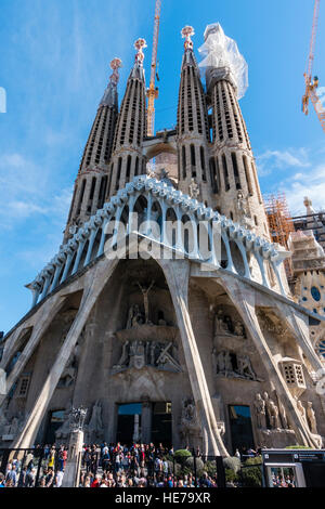 Vue sur les tours du Temple Expiatori Basílica je de la Sagrada Familia qui est une grande église catholique romaine de Barcelone. Banque D'Images