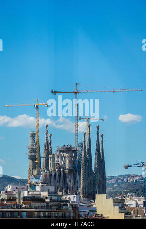 Vue sur les tours et les grues de construction de la Sagrada Familia à Barcelone, Espagne. Banque D'Images