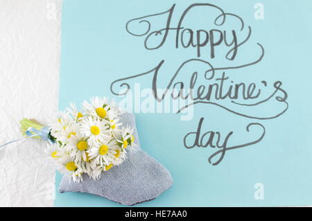 Happy Valentines Day carte calligraphie avec fleurs de printemps Banque D'Images