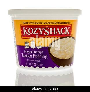 Winneconne, WI - 13 décembre 2016 : contenant de Kozy Shack pudding de tapioca sur un fond isolé. Banque D'Images