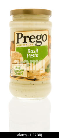 Winneconne, WI - 13 décembre 2016 : Pot de Pesto au basilic sauce alfredo Prego sur un fond isolé. Banque D'Images