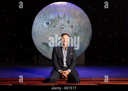 David Walliams utilisation éditoriale seulement sur scène pour la première Hippo sur la Lune, une adaptation de son livre par Les Petits Theatre Company qui a reçu sa première mondiale à l'Hippodrome Royal à Eastbourne et se déroule jusqu'au 7 janvier. Banque D'Images