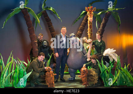 David Walliams seulement utilisation éditoriale (centre) sur scène avec la troupe de la première Hippo sur la Lune, une adaptation de son livre par Les Petits Theatre Company qui a reçu sa première mondiale à l'Hippodrome Royal à Eastbourne et se déroule jusqu'au 7 janvier. Banque D'Images