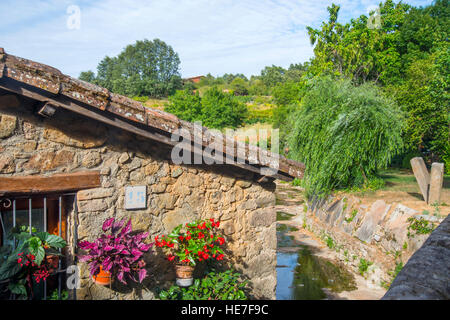 Chambre et du paysage. San Martin del Castañar, réserve naturelle de la Sierra de Francia, province de Salamanque, Castille Leon, Espagne. Banque D'Images
