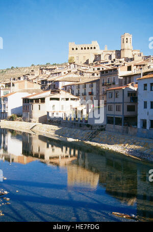 Aperçu de la rivière Matarraña et le village. Valderrobres, province de Teruel, Aragon, Espagne. Banque D'Images