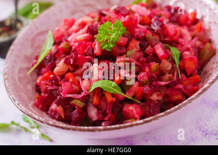 Salade Vinaigrette Dans un bol rose Banque D'Images