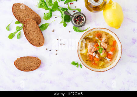 Soupe de saumon avec les légumes dans un bol. Vue d'en haut. Mise à plat Banque D'Images