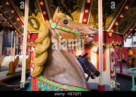 Berlin, Allemagne, les chevaux en bois peint sur carousel au marché de Noël allemand près de l'Alexanderplatz Banque D'Images