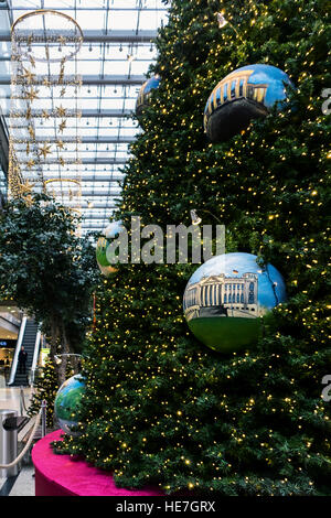 Berlin, Mitte, Potsdamerplatz. Boules de Noël avec ses bâtiments historiques photos sur tree à l'Arkaden shopping arcade Banque D'Images