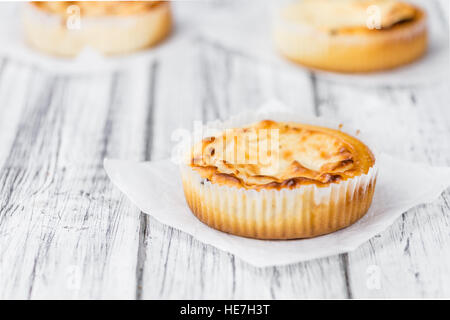 Mini Cheesecake frais sur un arrière-plan vintage (gros plan) Banque D'Images