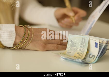 La signature d'un chèque Banque D'Images