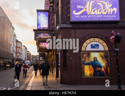 Street View de Prince Edward Theatre dans Old Compton Street, Soho, london uk. joue maintenant aladdin, Disney's new musical. Banque D'Images