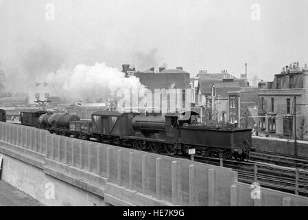 Un original british rail locomotive à vapeur dans les années 1950 la gare du port de Portsmouth england uk Banque D'Images