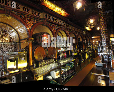 Dans le célèbre bar de la Couronne,GT,Victoria St Belfast Banque D'Images