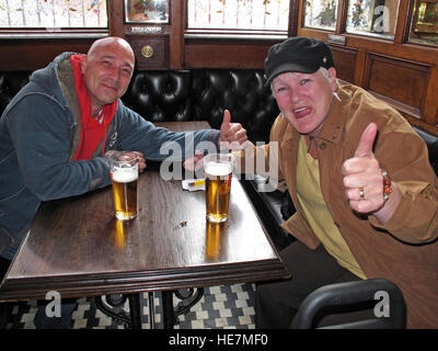 Buveurs de la célèbre couronne Bar,GT,Victoria St Belfast Banque D'Images