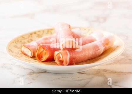 Jambon Forêt Noire remplie de fromage double crème danois sur la plaque Banque D'Images