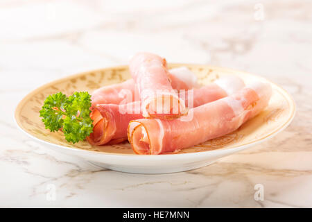 Jambon Forêt Noire remplie de fromage double crème danois sur la plaque Banque D'Images