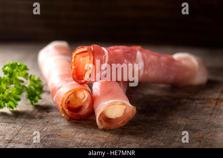 Jambon Forêt Noire remplie de fromage double crème danois sur fond de bois Banque D'Images