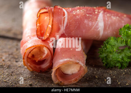 Jambon Forêt Noire remplie de fromage double crème danois avec des herbes sur fond de bois Banque D'Images