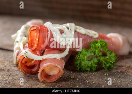 Jambon Forêt Noire remplie de fromage double crème danoise au fromage fondu sur le dessus Banque D'Images