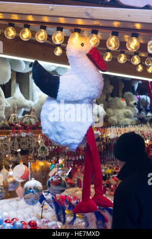 Une cigogne et bibelots touristiques disponibles à la vente à un décrochage du marché de Noël dans la place Broglie, Strasbourg Banque D'Images