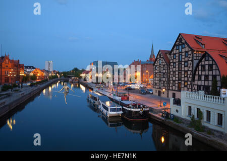 Ville de Bydgoszcz à soir en Pologne, les vieux greniers à la rivière Brda sur la droite Banque D'Images