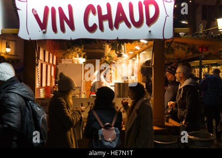 Un stand de vin chaud (vin chaud) rue du bain-aux-plantes à Noël, Strasbourg. Alsace, France Banque D'Images