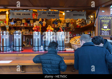 Un vin chaud au chalet du marché de Noël place Broglie, Strasbourg Banque D'Images