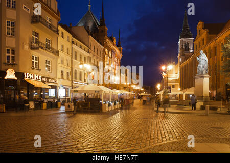 Place du marché de la vieille ville de nuit dans la ville de Torun, Pologne Banque D'Images