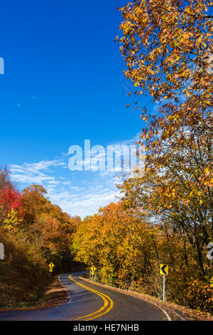 Monts Ozark, New York à l'automne. Country Road, AR-103, à travers les monts Ozark National Forest au nord de Clarksville, Tennessee, USA. Banque D'Images