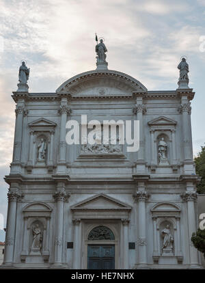 Eglise de Saint Roch ou Chiesa di San Rocco façade au coucher du soleil avec ciel dramatique à Venise, Italie Banque D'Images