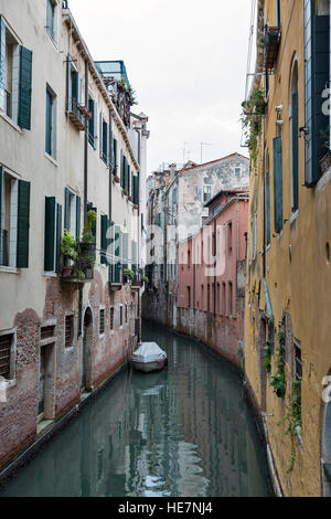 La ville de Venise, étroit canal d'eau et des bâtiments traditionnels en Italie, en Europe. Banque D'Images