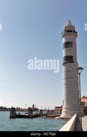 La station de Vaporetto Murano Faro et vieux phare sur l'île de Murano, Venise, Vénétie, Italie Banque D'Images