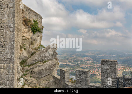 San Marino et du centre de l'Italie paysage rural, vue d'en haut à partir de la forteresse sur la montagne Monte Titano. Banque D'Images