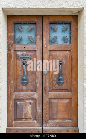 Ancienne grande porte en bois avec poignée en métal et décoration en centre-ville de San Marino, gros plan Banque D'Images