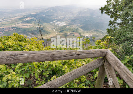 San Marino vue paysage avec clôture en bois de mountain Titano Banque D'Images