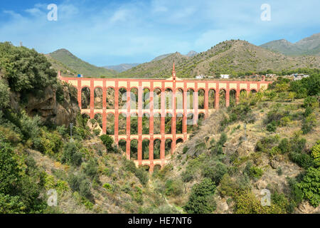 Aqueduc ancien El Aguila (l'aigle) à Nerja. La province de Malaga, Espagne Banque D'Images