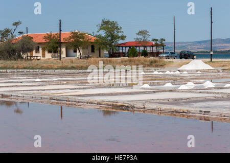 Extérieur de la musée du sel à Pomorie, Bulgarie, et la production de sel par évaporation naturelle de l'eau de mer Banque D'Images