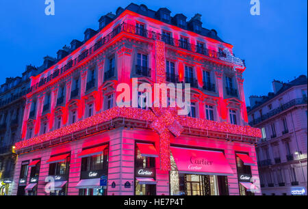 Paris, France-December 17, 2016 : la décoration de Noël sur les bijoux boutique Cartier situé à l'Avenue des Champs Elysées à Paris, France. Banque D'Images