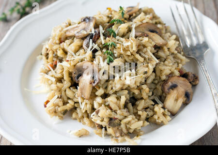 Le risotto aux champignons sur plaque blanche, vue en gros Banque D'Images